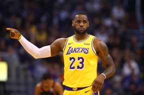 詹姆斯赛事官方发布出色防守新规，美国队争议不断！的简单介绍